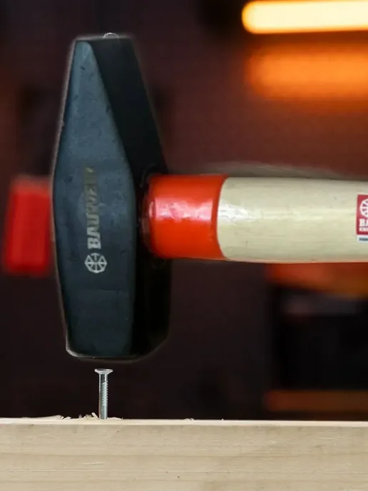 Молоток строительный с деревянной рукояткой 600 г